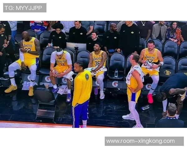 艾顿称东詹在关键时刻表现出色拉拉维亚攻防两端展现强大攻击性